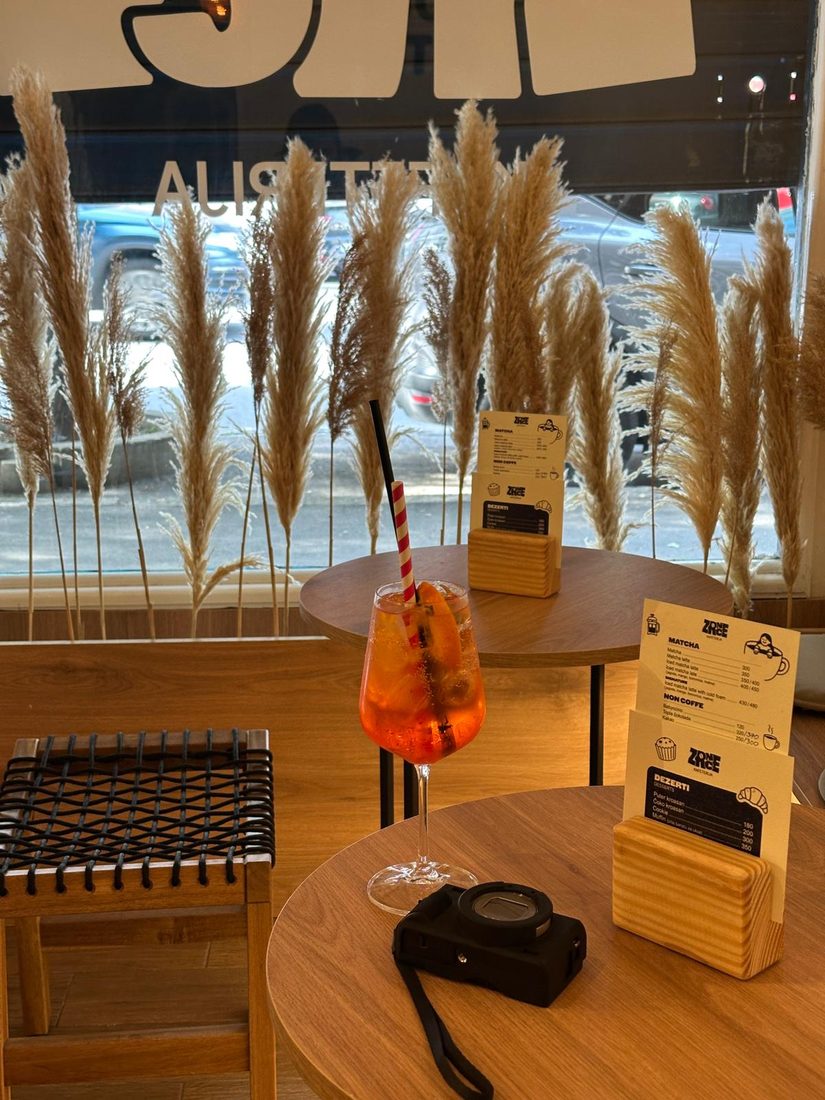 Aperol Spritz uz pampas travu — Zrnce Kafeterija Beograd