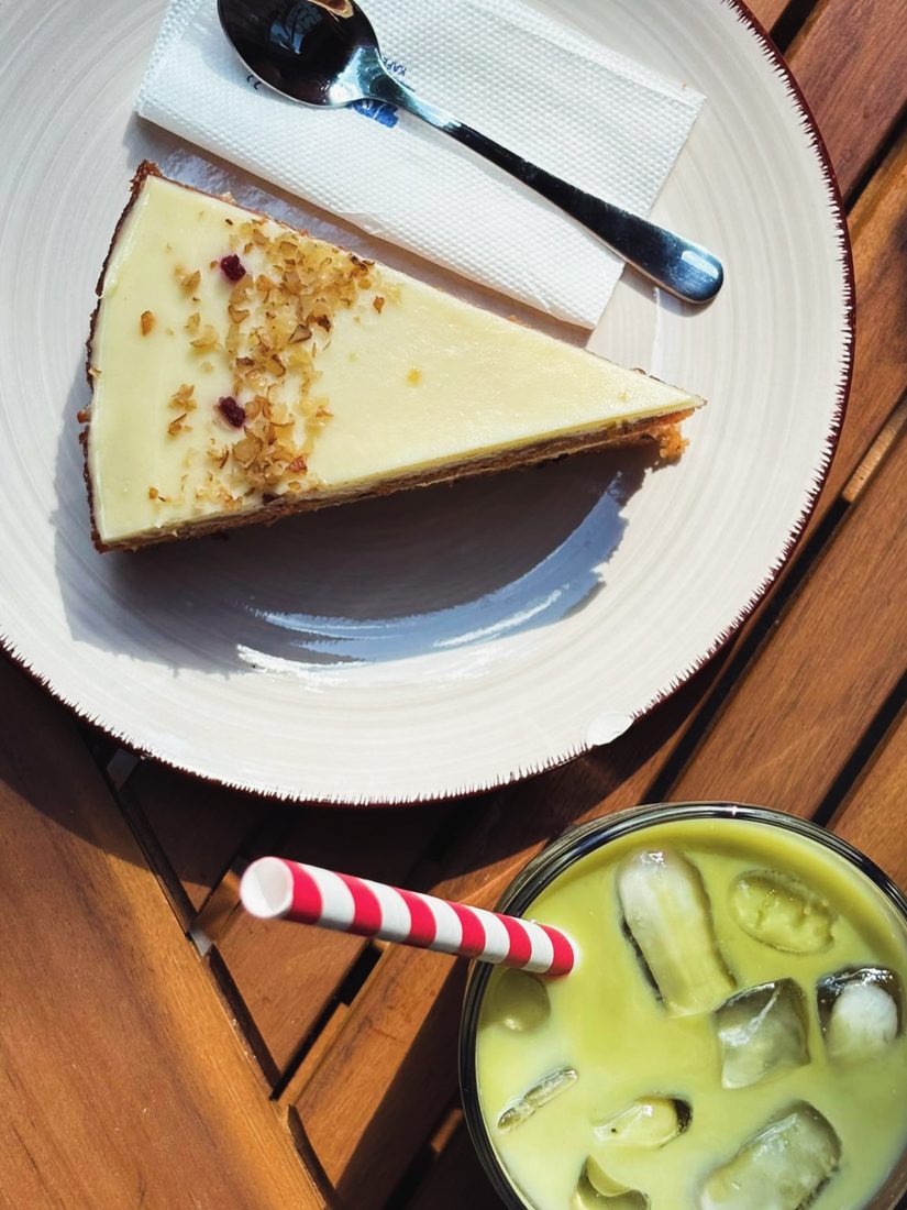 Cheesecake i ledena matcha – Zrnce Kafeterija